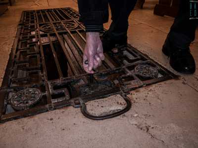 ...e accanto alla quale si trova una grata in ferro battuto. � quella che nasconde l�angolo pi� importante di tutto il santuario: la grotta del ritrovamento. Fu infatti all�interno di questo ipogeo che venne rinvenuta secoli fa l�icona della Madonna Nera